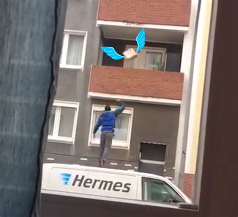 paket hermes auf balkon geworfen|Hermes: Bote wirft Paket auf Balkon .